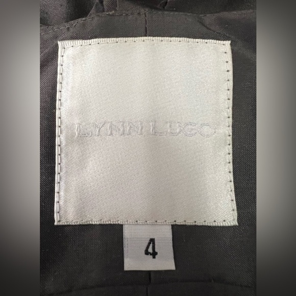 Lynn Lugo - 100% Silk, lined, ruffled neckline & back, side zip, formal, chic! 4 - Picture 3 of 4